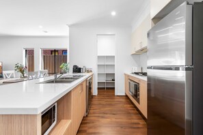 Geladeira, micro-ondas, fogão, cooktop