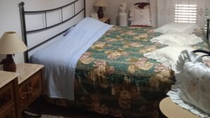 A bedroom with a bed, a nightstand, a lamp, a dresser, and a window with curtains. - VERY LARGE APARTMENT 10 MINUTES FROM THE SEA EQUIPPED WITH KITCHEN, LIVING ROOM AND, (San Ferdinando di Puglia)