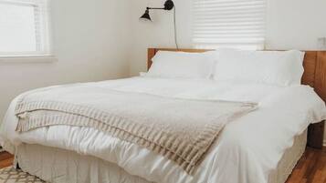 2 Schlafzimmer, Schreibtisch, Bügeleisen/Bügelbrett, Reisekinderbett