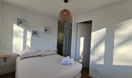 1 bedroom, bed sheets. Le Jaures 2 - T2 - RDC