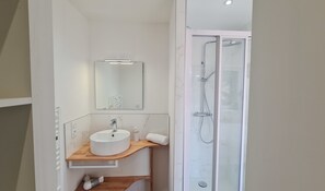 Shower, towels - Le Jaures 2 - T2 - RDC (Hennebont)