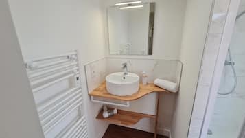 Shower, towels