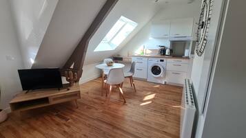 Kjøleskap, mikrobølgeovn, kokeplater og kaffetrakter/tekoker