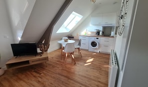 Réfrigérateur, micro-ondes, plaque de cuisson, cafetière/bouilloire