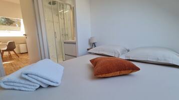 1 bedroom, bed sheets