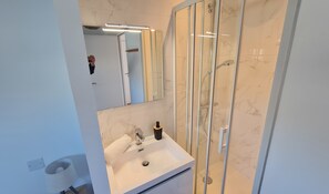 Een douche, handdoeken