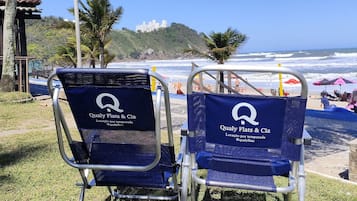 Apartamento | Praia | Na praia, areia branca, prática de vôlei de praia, 10 bares na praia