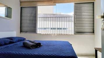 Apartemen | 2 kamar tidur, ruang kerja ramah laptop, Wi-Fi gratis, dan seprai linen