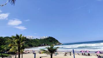 Apartamento | Praia | Na praia, areia branca, prática de vôlei de praia, 10 bares na praia