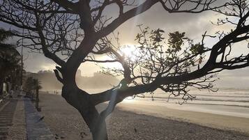 Apartamento | Praia | Na praia, areia branca, prática de vôlei de praia, 10 bares na praia