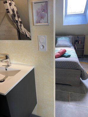 3 chambres, fer et planche à repasser, lit parapluie, Wi-Fi gratuit