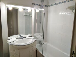 Bathtub - View ski slopes, fitness, swimming pool, terrace, tv, ski locker, 33m², Barèges/La Mongie (La Mongie)