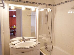 Bathtub - View ski slopes, fitness, swimming pool, terrace, tv, ski locker, 33m², Barèges/La Mongie (La Mongie)