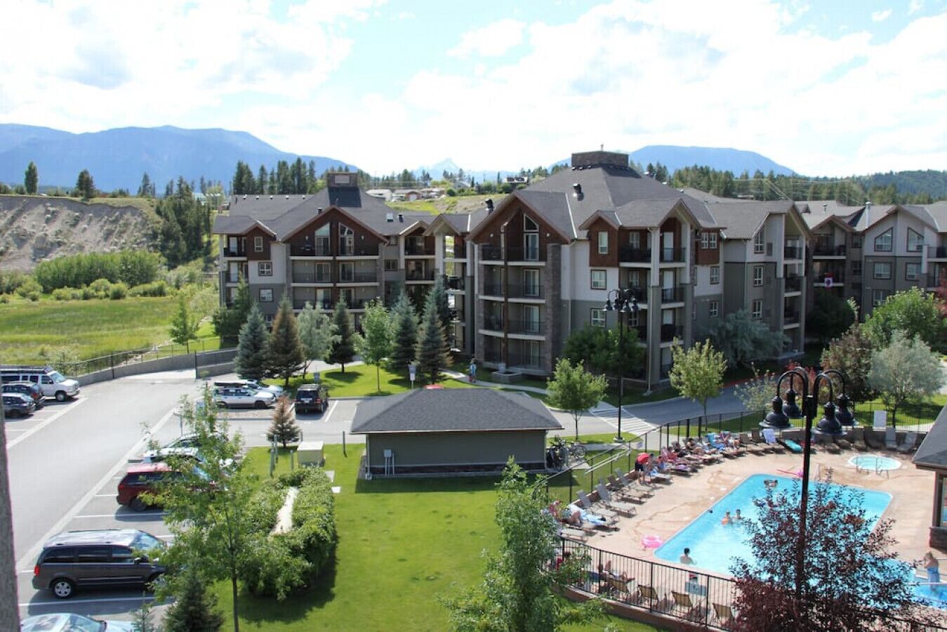 Un hôtel à plusieurs étages doté d’une piscine, d’un parking et offrant une vue sur les montagnes.