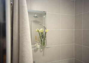 Shower, shampoo