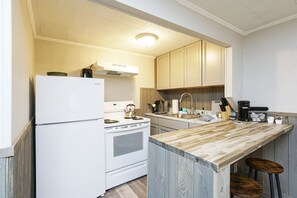 Fridge, oven, stovetop, coffee/tea maker