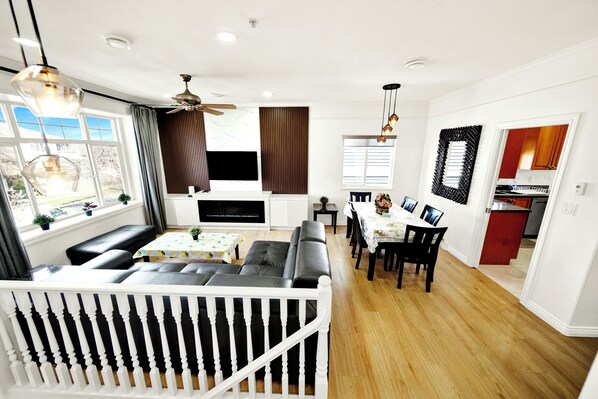 Smart TV, fireplace