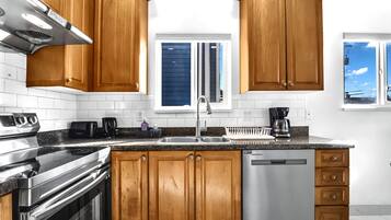 冷蔵庫、電子レンジ、オーブン、コンロ