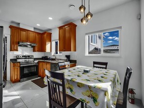 Køleskab, mikrobølgeovn, ovn, kogeplade