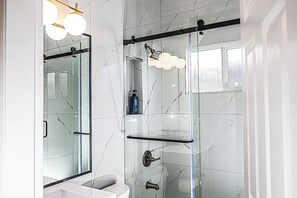 Douche, sèche-cheveux, serviettes fournies, savon