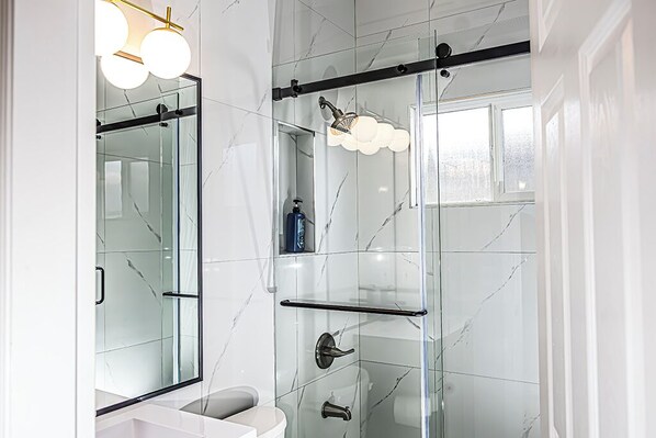 Bruser, hårtørrer, håndklæder, Sæbe