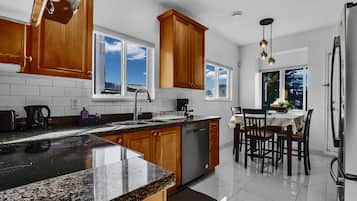 冷蔵庫、電子レンジ、オーブン、コンロ