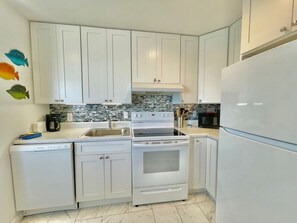 冰箱、微波炉、烤箱、炉灶