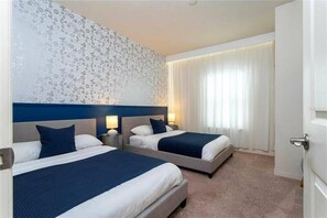 3 bedrooms, iron/ironing board, travel cot, WiFi - Modern Family-Friendly Townhome – 10 Min Parks (Kissimmee)