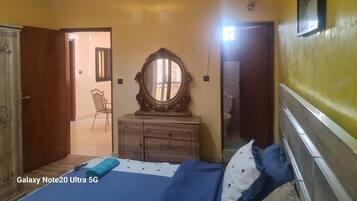 6 bedrooms, desk, WiFi