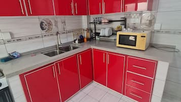 Refrigerador, licuadora y toallas de papel