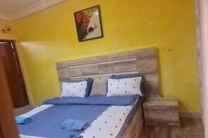 6 Schlafzimmer, Schreibtisch, WLAN