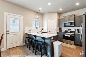 Fridge, cookware/dishes/utensils