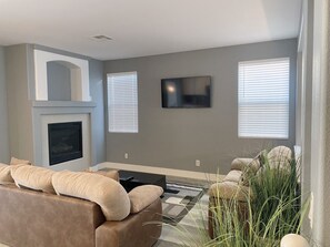 Smart TV, fireplace, table football - Joyful 5 Bed/3 Bath Home near Summerlin (Las Vegas)