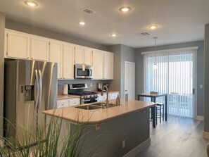 Fridge, microwave, oven, stovetop - Joyful 5 Bed/3 Bath Home near Summerlin (Las Vegas)