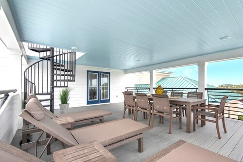 Nautilus! Sleeps 22! Ocean View! Rooftop Deck