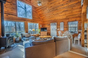 Smart TV, fireplace, DVD player, books - Serenity Wood- The place for daytime outdoor adventures & cozy nights  (Blue Ridge)