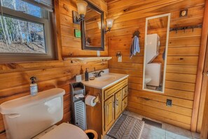 Hair dryer, towels, soap, shampoo - Serenity Wood- The place for daytime outdoor adventures & cozy nights  (Blue Ridge)