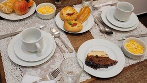 Sudah termasuk sarapan lengkap setiap hari
