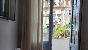 Quarto quádruplo conforto, vista para a cidade | Frigobar, Wi-Fi de cortesia, roupa de cama