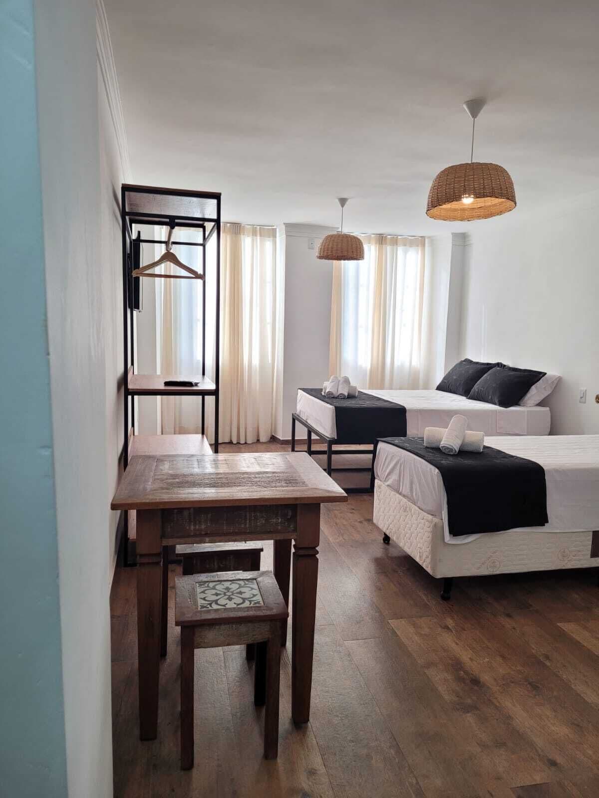 Comfort-Dreibettzimmer, Stadtblick | Minibar, kostenloses WLAN, Bettwäsche