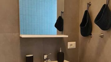 Umweltfreundliche Kosmetikartikel, Haartrockner, Handtücher, Seife