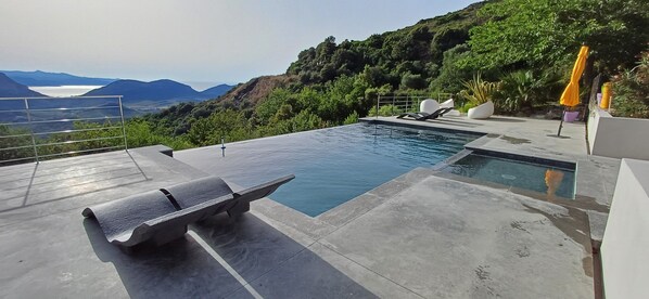 Alberca al aire libre y alberca climatizada