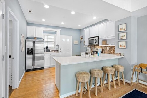 ⭐️Gorgeous Spacious TH Steps to Boardwalk and Beach⭐️