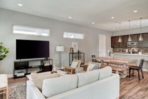 Smart TV y chimenea 