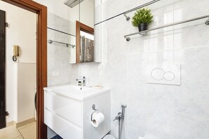 Douche, sèche-cheveux, bidet, serviettes fournies