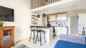 Un apartamento moderno con cocina, comedor y sala de estar.