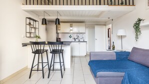 Un apartamento moderno con cocina, comedor y sala de estar.