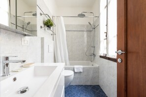 Regadera, secadora de cabello, bidet, toallas 