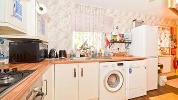 Rumah | Dapur pribadi | Lemari es, microwave, oven, dan kompor