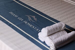 Ropa de cama de alta calidad, cubrecamas y artículos del minibar gratis 